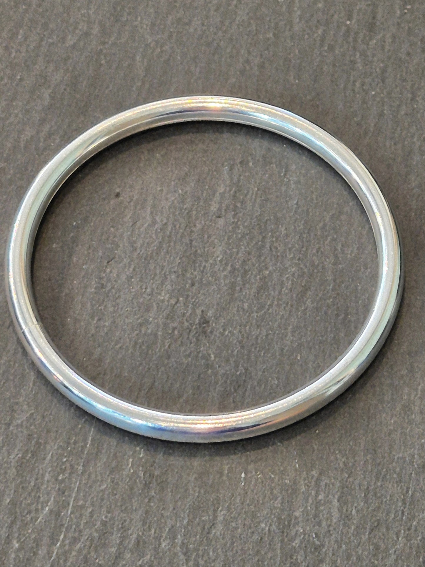 Endless bangle with open finish