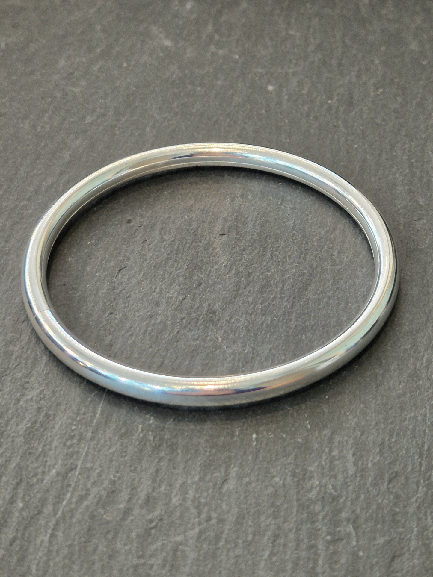 Endless bangle with open finish