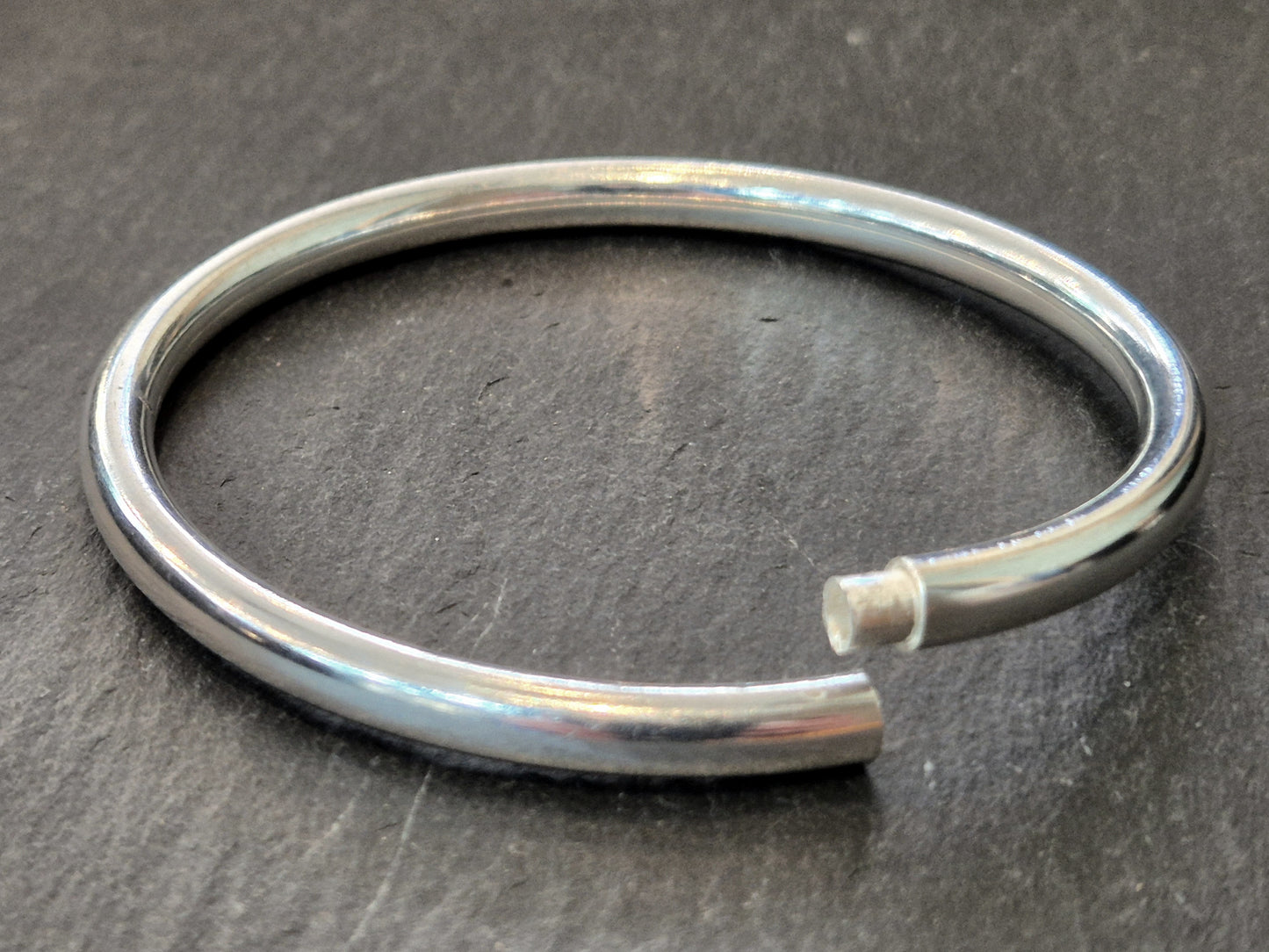 Endless bangle with open finish